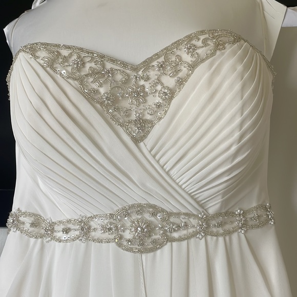 GALINA SIGNATURE From David’s Bridal Wedding Dress - Picture 13 of 16